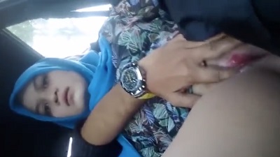 Таксист мастурбирует чеченке бритую пизду в приоре