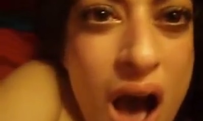 Пьяная еврейка громко стонет от первого анала