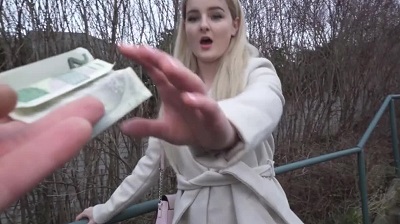 Милая блондинка без стеснения трахнулась с богатым пикапером