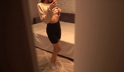 Подсматривал за сводной сестрой, но девка заметила шалуна