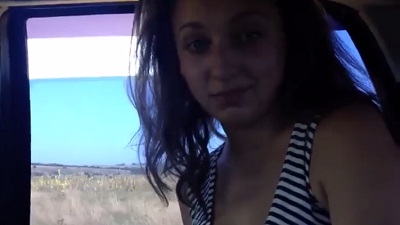 Милая украинка отсасывает хохлу в машине